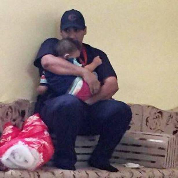 صورة مبكية.. مسعف يحتضن طفلًا توفي والداه في حادث التدافع