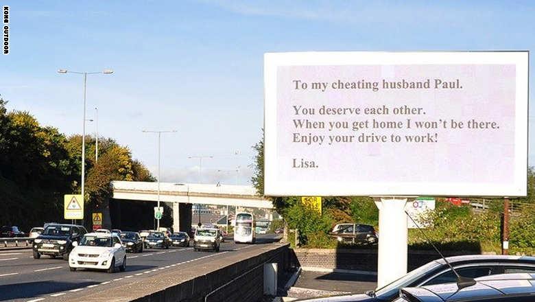 بالصور.. امرأة تطلب الطلاق من زوجها الخائن على لافتة إعلانات ضخمة