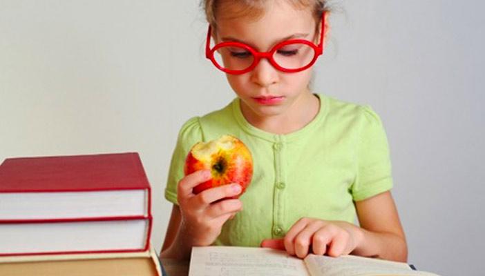 5 أطعمة تساعد طفلك على التركيز أثناء الدراسة.. أولها الأسماك