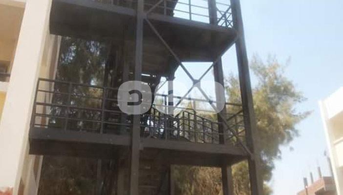 مع حلول العام الدراسي.. سلم خارجي لمدرسة بأسيوط ينذر بكارثة