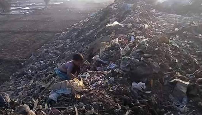 مدخل قرية الفاروقية بالمنيا يتحول لتلال من القمامة وسط تجاهل المسؤولين