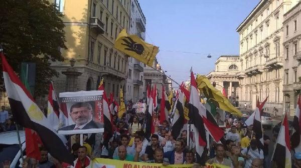 وقفة لاعضاء الجالية المصرية بهولندا رفضا لحكم العسكر