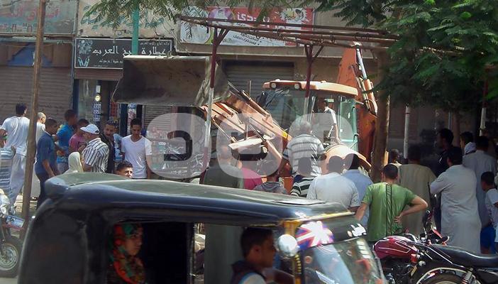 البلطجية والمرشدون يساعدون المحليات في إزالة الإشغالات بـ”المنصورية”