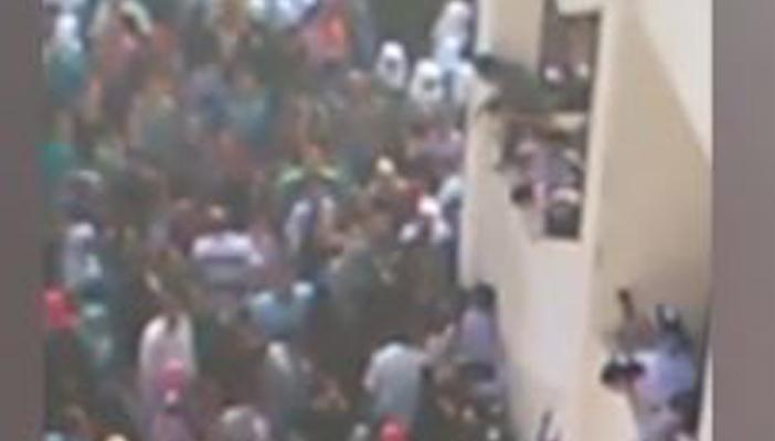 بالفيديو.. طلاب في مدرسة الوراق يدخلون فصولهم من النوافذ بسبب الزحام