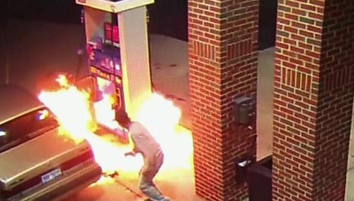 بالصور.. رجل يحرق مضخة للبنزين خوفًا من عنكبوت