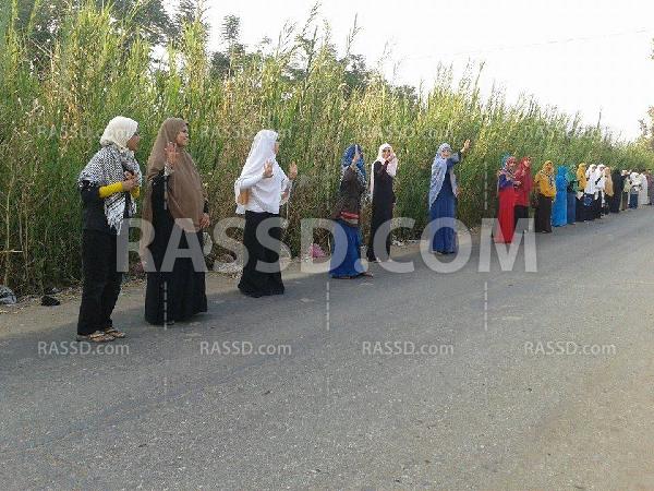 سلسلة بشرية بالغربية لحركة “نساء ضد الانقلاب”