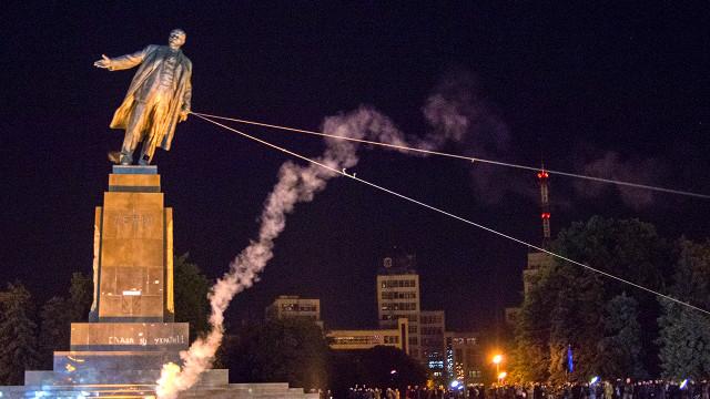 متظاهرون أوكران يسقطون تمثال “لينين” وسط خاركييف