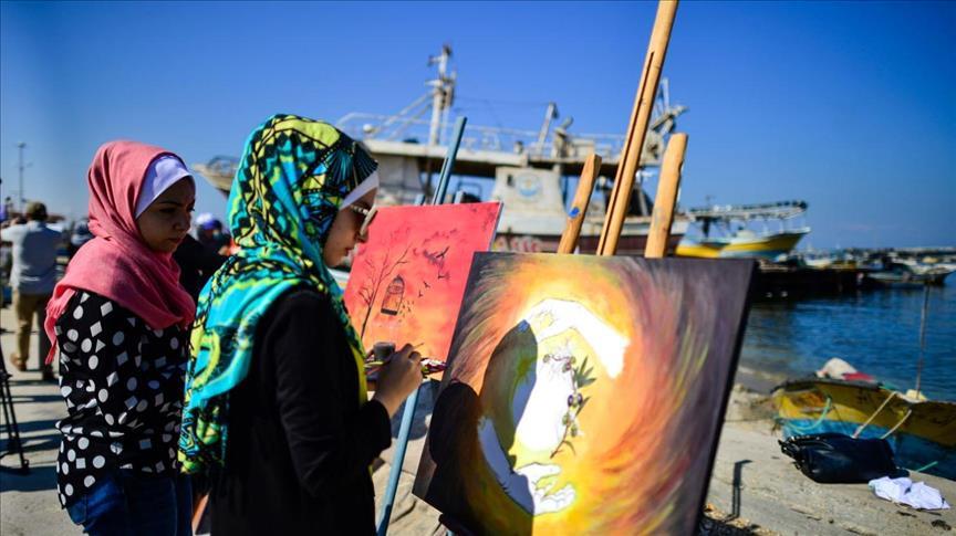 فنانات فلسطينيات يرحبن بسفينتي “أمل” و”زيتونة” بلوحاتهن الفنية