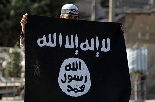 سلطات الانقلاب تتهم مواطن بالانضمام “للقاعدة” بسبب علم اسود