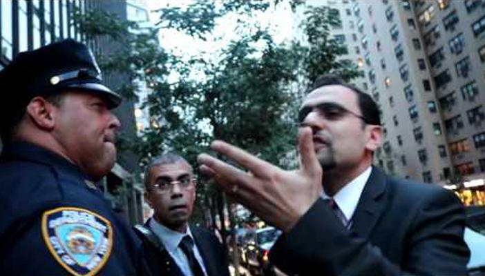 بالفيديو.. مصريون معارضون لحكم العسكر يطاردون “ياسر رزق” بنيويورك