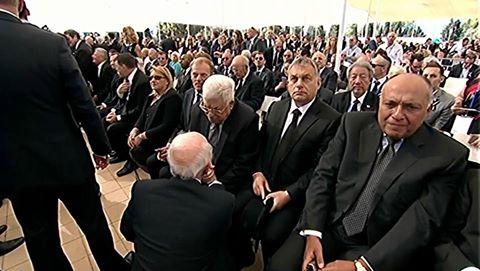 بالصور.. علامات الحزن تكسو وجهى عباس وشكري في جنازة “بيريز”