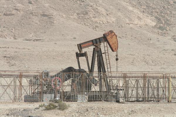 ارتفاع الدولار ووفرة المعروض يدفع برنت ليقترب من 95 دولارًا