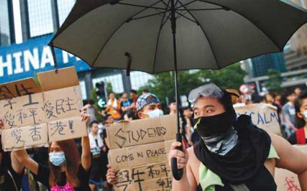 متظاهرو هونج كونج يفرون من الميدان عقب هجوم مجهولين