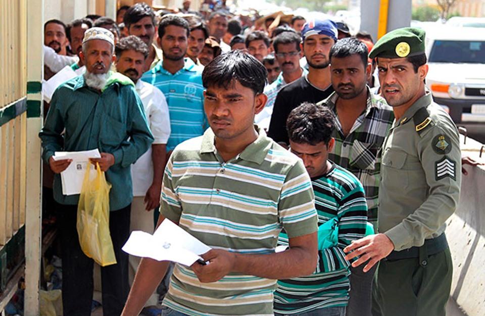 هجوم واسع على “تويتر” بالسعودية بسبب هاشتاج “ترحيل الأجانب مطلب وطني”