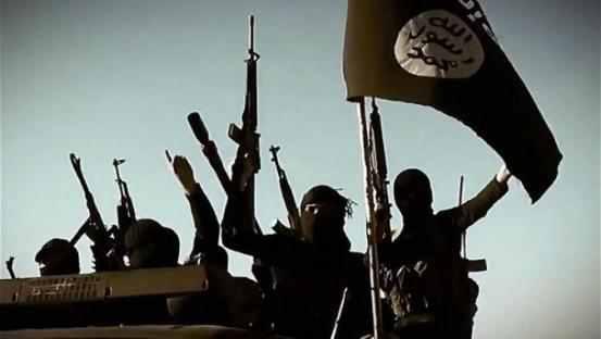 فيديو| لحظة رفع راية “داعش” في مدينة كوباني