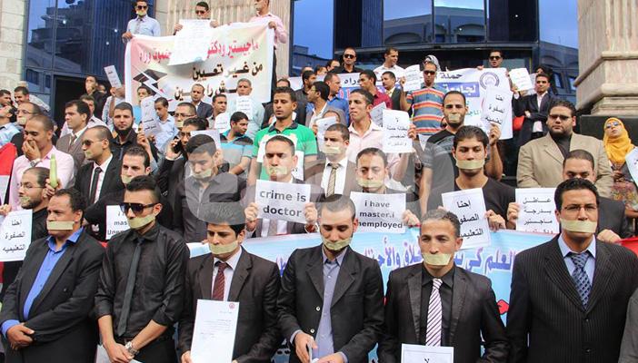 بالصور.. حملة الماجستير: “شالوا محلب جابوا شريف والدكاتره على الرصيف”
