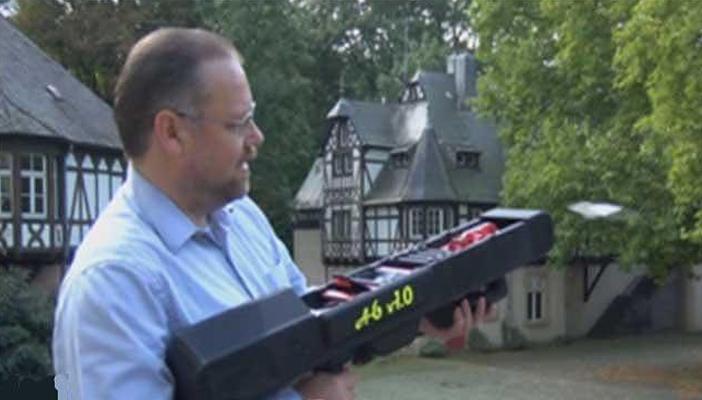 بالفيديو.. مهندس ألماني يخترع آلة لتصنيع طيارات ورقية
