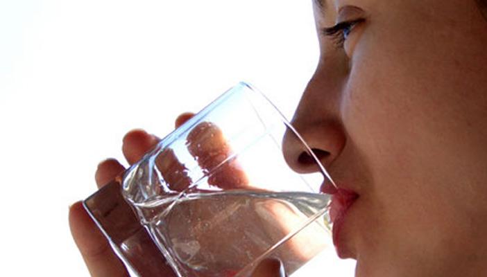 شرب المياه عند العطش يسبب الوفاة.. تعرف على الأسباب