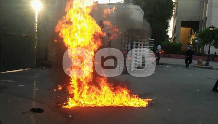 بالفيديو.. لحظة حرق بوابة جامعة الزقازيق