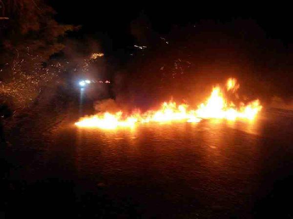 مجهولون يقطعون طريق حوش عيسى دمنهور