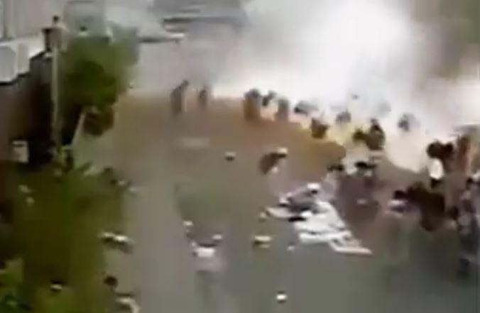 فيديو| لحظة تفجير شخص لنفسه وسط تظاهرة للحوثيين