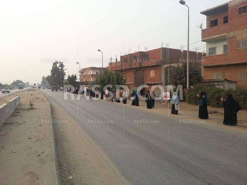 صور | سلسلة بشرية في الشرقية تندد بالأوضاع المعيشية
