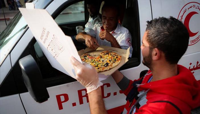 بالصور.. مطاعم رام الله تقدم وجبات للمتظاهرين ضد الاحتلال