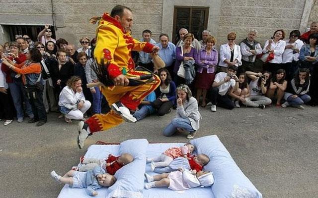 من تكريم الضفادع لـ قفزة الحظ.. تعرَّف على أغرب 10 احتفالات عالمية