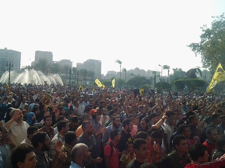 أعداد حاشدة تصل إلى قصر القبة في مظاهرة ضد الانقلاب