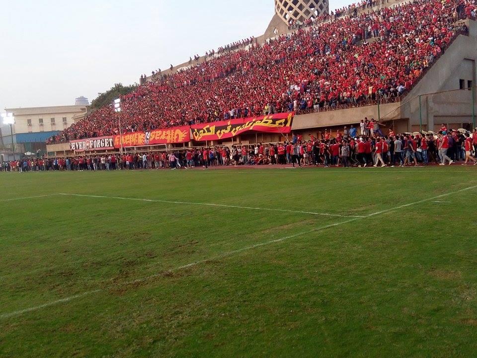 بالصور.. أولتراس أهلاوي يقسو علي مجلس طاهر