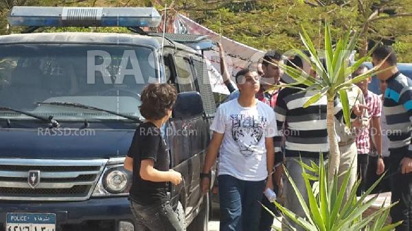 آداب المنصورة تستقبل زميلهم المعتقل بسلسلة بشرية