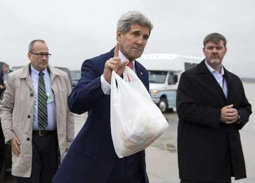 نشطاء: أكياس “جون كيري”البلاستيك للتسلية