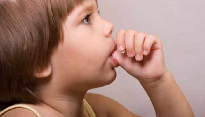 دراسة: اللهاية ومص الإصبع يعرضان الأطفال لتأخر النطق