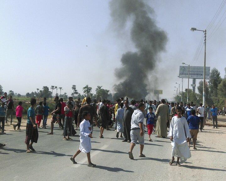 بعد مقتل شخص.. أهالي أسوان يقطعون الطريق السريع والسكة الحديد