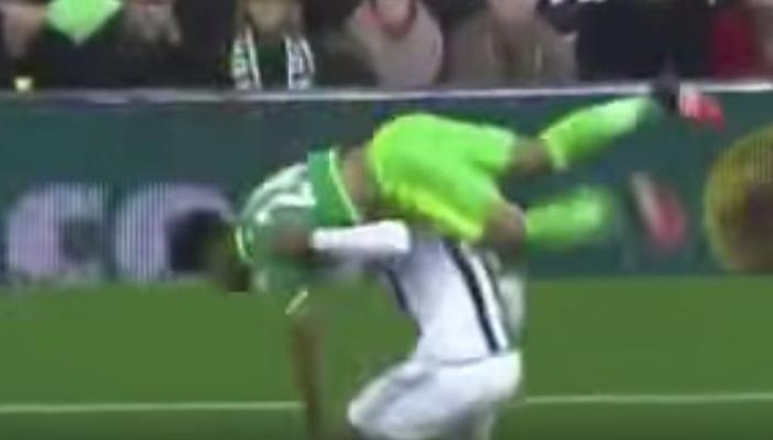 بالفيديو.. لاعب بروميتش ينقذ زميله بسندرلاند من سقوط خطير على رأسه