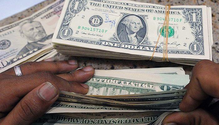 خبراء لـ”رصد: قرار خفض الجنيه يرفع الدولار لـ900 قرش