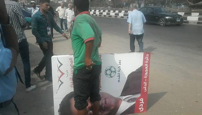 بالصور.. مشجعو الأهلي يمزقون إعلانات أحمد مرتضى منصور الانتخابية