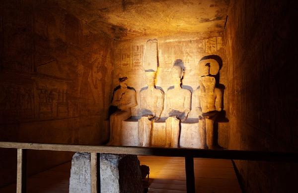 الشمس تتعامد على وجه رمسيس الثاني بحضور 2000 سائح