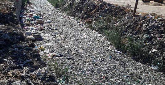 مصرف مياه يتحول لمقلب قمامة ويهدد أهالي قرى البحيرة