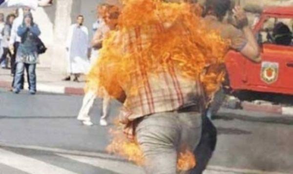 شاب “عاطل” يشعل النار في نفسه بميدان التحرير