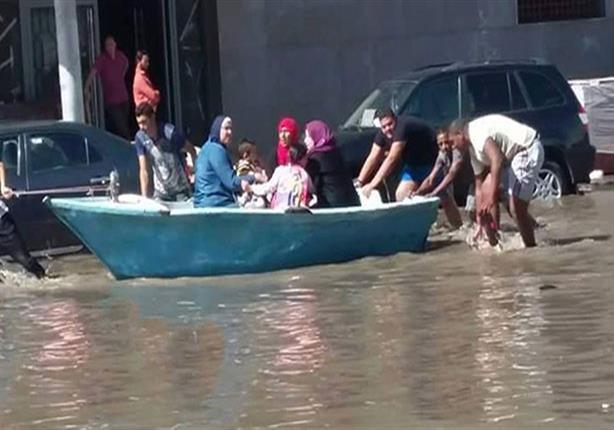 الأمطار تدفع أهالي الإسكندرية لاستخدام المراكب في التنقل والحركة