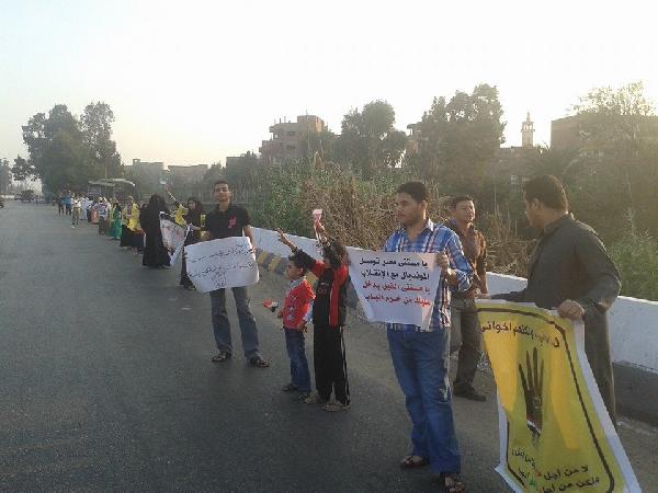 سلسلة بشرية بالغربية رفضا للانقلاب