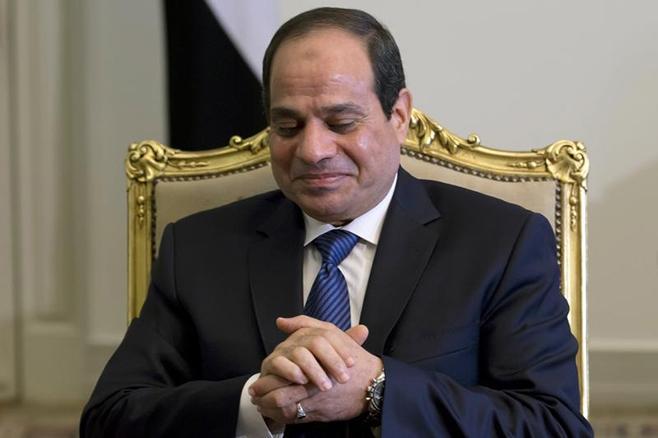 بالفيديو.. السيسي أثناء لقائه مع الشباب: “احنا على الهوا ولا ايه؟”