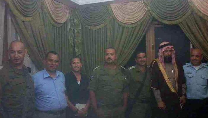 بالصور.. تنسيق بين الاحتلال والتجار لقمع “انتفاضة السكاكين”