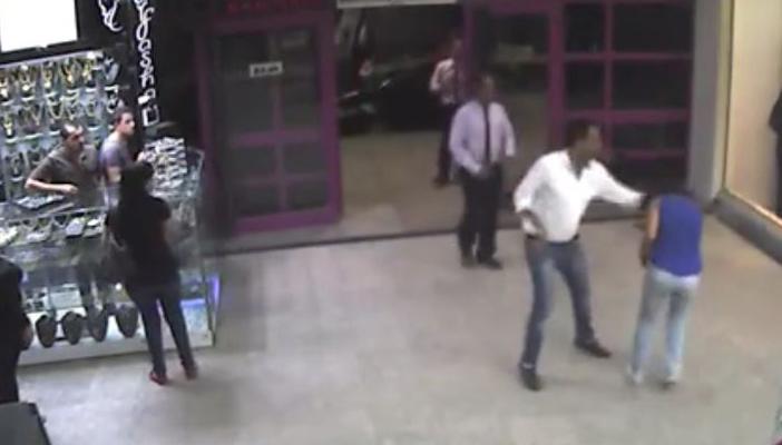 بالفيديو.. متحرش يصفع فتاة والشرطة ترفض تحرير محضر