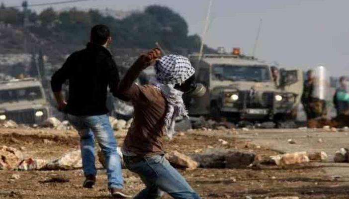 بالفيديو.. مواجهات بين الفلسطينيين والاحتلال قرب بيت إيل بمدينة البيرة