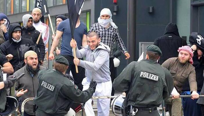 مسؤول أمني ألماني: الشرطة لن تخلع أحذيتها قبل تفتيش المساجد