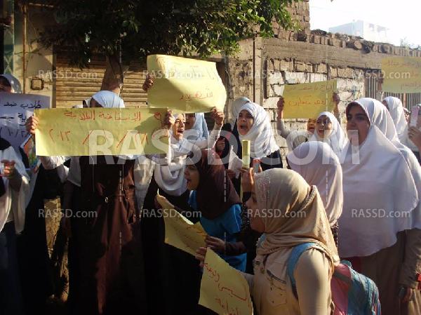 طلاب ضد الانقلاب يتظاهرون أمام منزل شهيد رابعة بالدقهلية