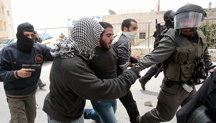 جيش الاحتلال يعتقل 33 فلسطينيًا في الضفة الغربية