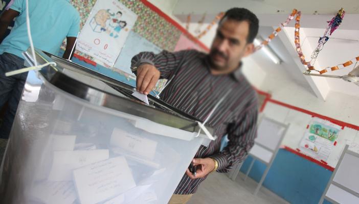 التحفظ على ناخب قام بتصوير ورقة الاقتراع الخاصة به